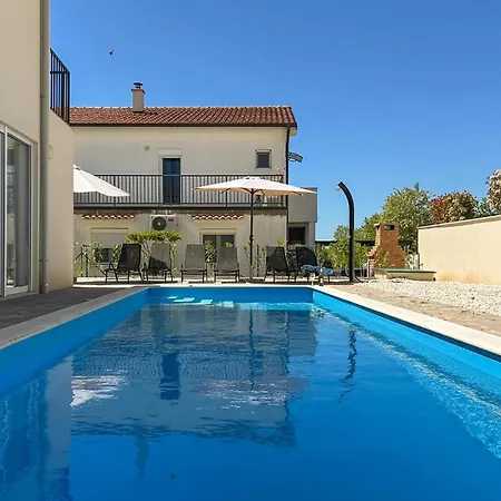 Dom wakacyjny Stunning In Stancija Vergotini Poreč